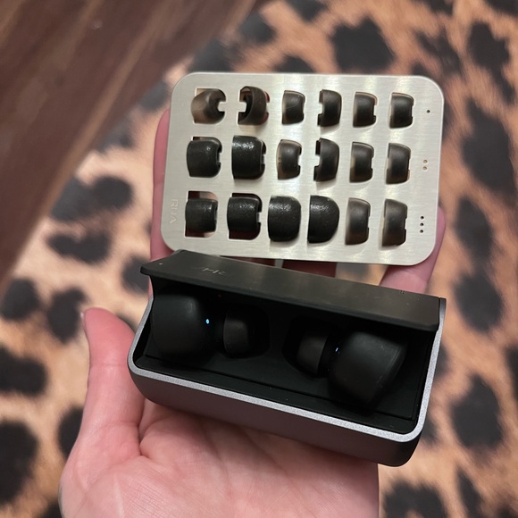 RHA True Connect 2 Bluetooth noise cancelling earbud headphones - Picture 2 of 4